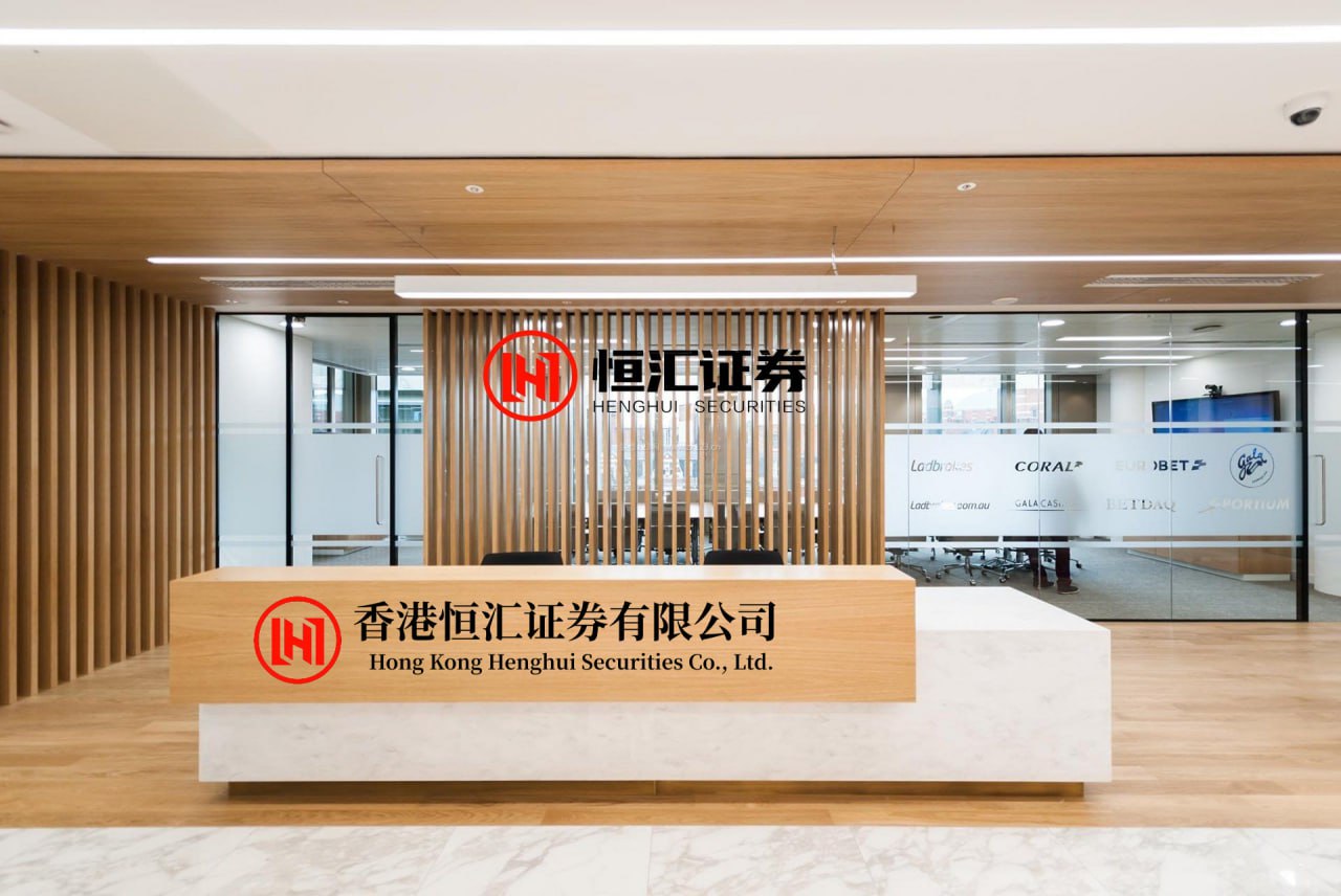 按周配资官网 “不听话，这就是后果！”11月20日，这对中国情侣在大阪旅游，被几个日本人围堵，吓哭了。唉！看了这视频，一声长叹。心斋桥那繁华的霓虹灯火，本该是映照浪漫旅途的背景板，谁曾想竟在瞬间变成了一场难以磨灭的噩梦，11月20日这天，大阪街头的一幕，将某种早已在暗处涌动的寒意摆上了台面。那对...